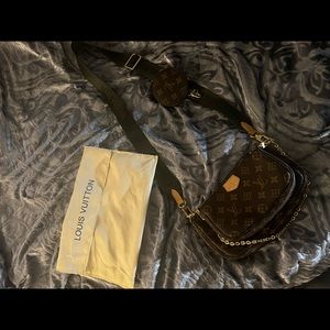 LV Multi Pochette